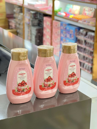 قیمت و خرید عمده نمک بدن کیک توت فرنگی بیوآکوا حجم 430 گرم